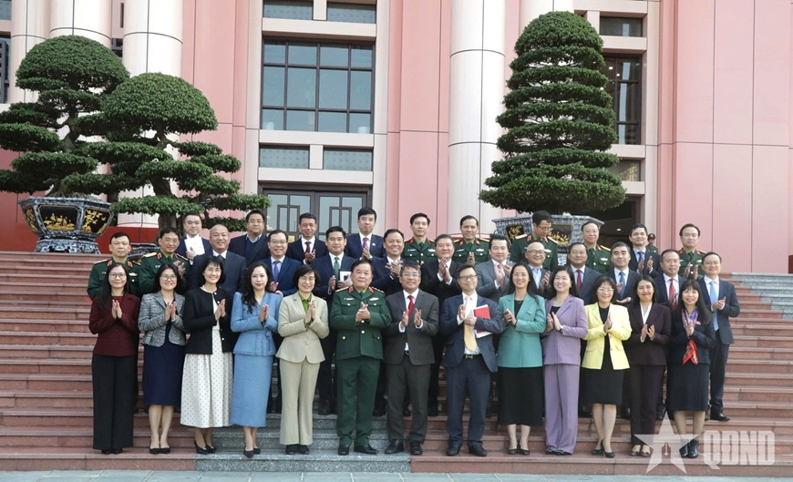 Defense leader meets Heads of Vietnamese overseas diplomatic missions appointed in 2025